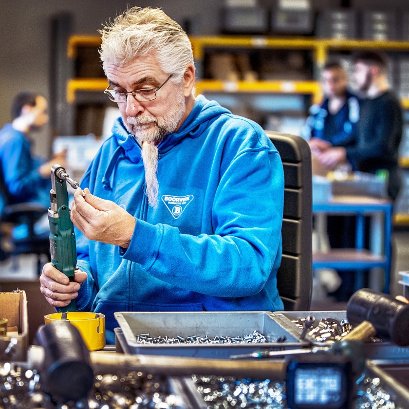 Boorwerk maakt gatzagen. Een gatzaag wordt gemonteerd op een boor. (Raymond Rutting)