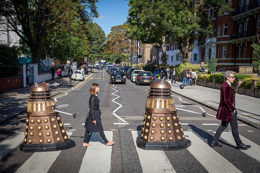 Daleks in een hedendaagse versie van Doctor Who. Ze lopen met acteurs over een zebrapad, zoals The Beatles dat ooit deden. (beeld)