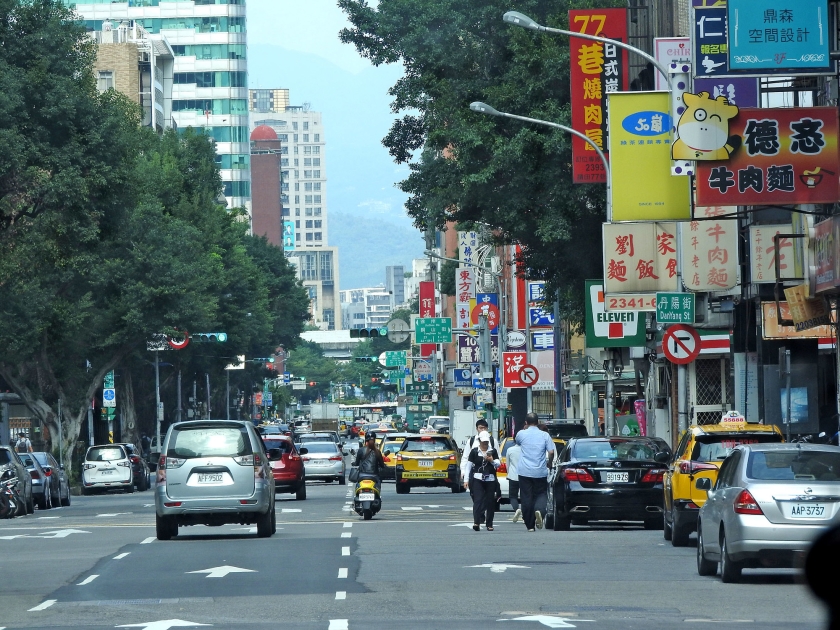 Straatbeeld in Taipei, de hoofdstad. Doordat Taiwan een open, democratische samenleving is, kan China er verdeeldheid zaaien. Andersom kan dat niet, want China is gesloten. (nd)