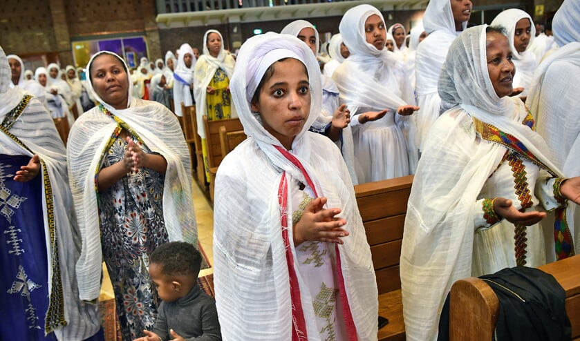 Eritrese gelovigen in Weert tijdens het twintig uur durende feest van Abune Tekle Haymanot. (Marcel van den Bergh)