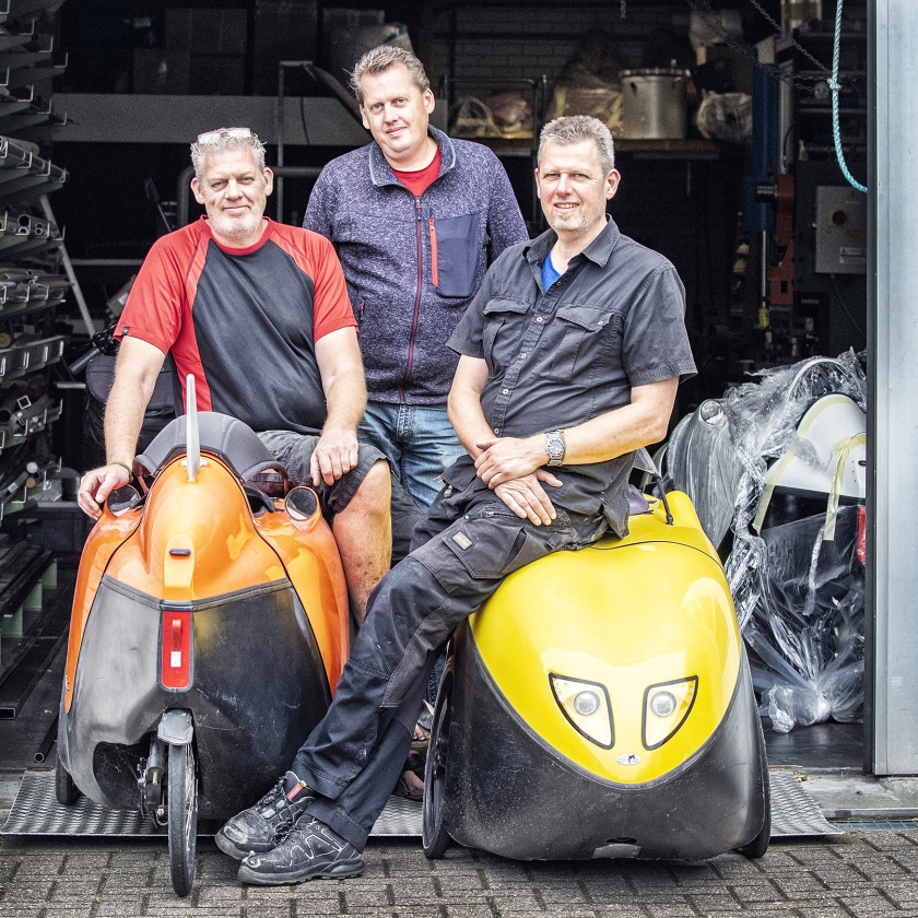 Van links af Erwin, André en Arjan Vrielink van Flevobikes bij hun ligfietsen. (Raymond Rutting)