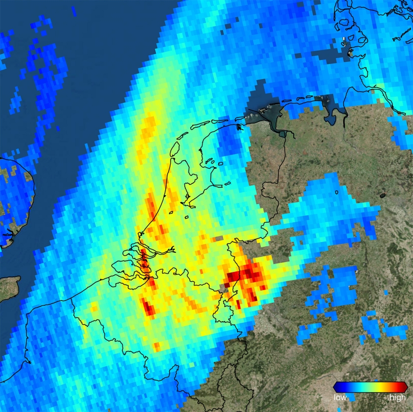 Een van de eerste beelden die Tropomi leverde: concentratie stikstofdioxide (NO2) op 7 november 2017. Hier zijn goed de pluimen van Brussel, Rotterdam/Den Haag, Amsterdam en het Ruhrgebied te zien. Zulke gedetailleerde beelden waren niet eerder vanuit de ruimte gemaakt. (knmi / nso / esa)