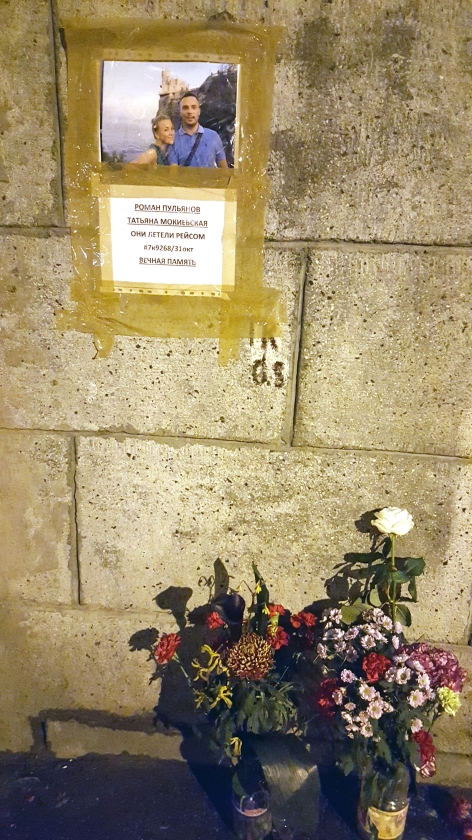 De tekst op de muur bij de foto luidt: Roman Poeljanov en Tatiana Mokiëvskaja. Ze vlogen met vluchtnummer #7k9268/31 oktober. In eeuwige nagedachtenis. (Tom Vennink)