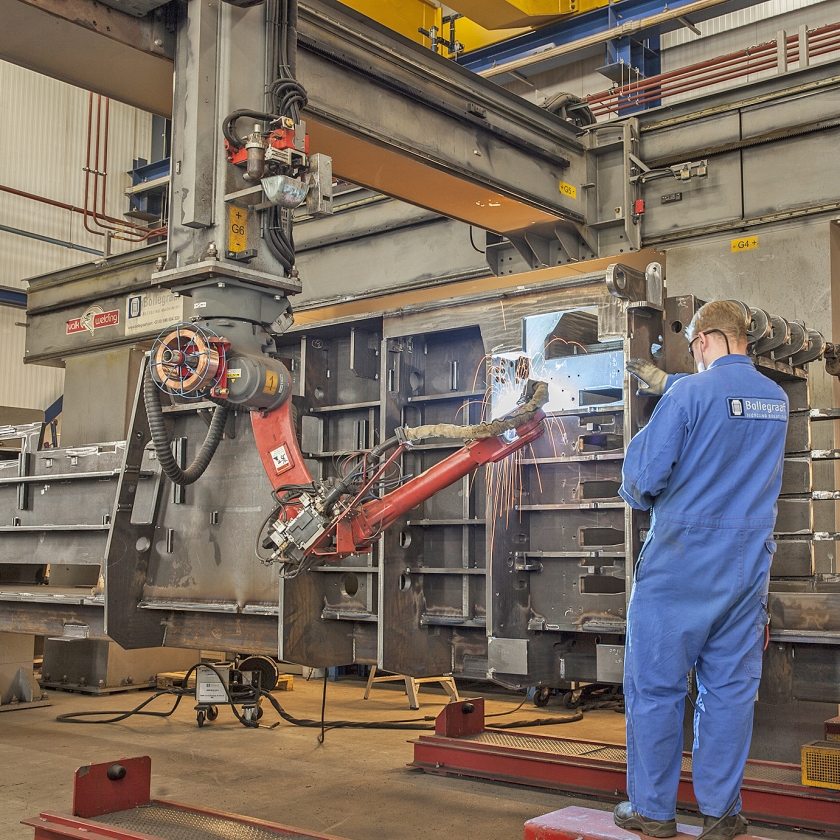 Een medewerker van Bollegraaf Recycling Solutions stelt een lasrobot in. (Harry Cock)