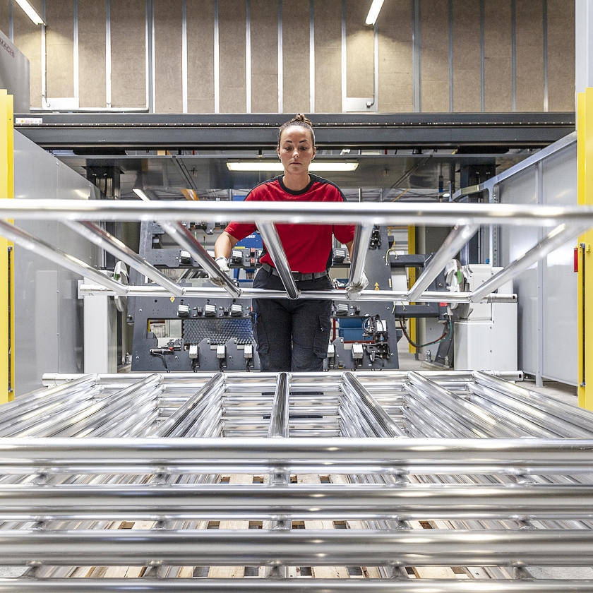 Een medewerker haalt een steigeronderdeel van de lasrobot. (Harry Cock)
