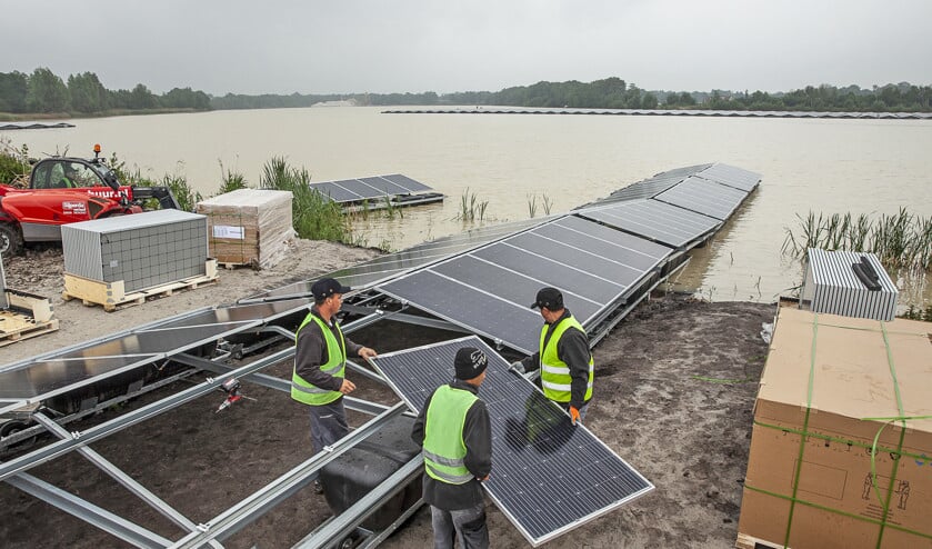 In het Drentse Tynaarlo wordt binnenkort een zonnepark op het water in gebruik genomen, dat 2300 huishoudens elektriciteit moet bezorgen. (Harry Cock)