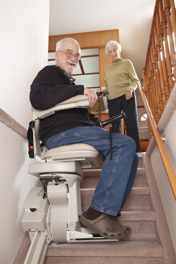 Nu de eigen bijdrage voor hulpmiddelen, zoals een traplift, flink is verlaagd, verwachten gemeenten meer aanvragen. (istock)