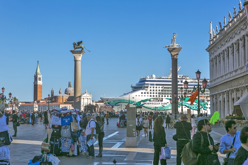 Een groot cruiseschip vaart vlak langs het beroemde San Marcoplein in Venetië. Dat mag straks niet meer. (istock)