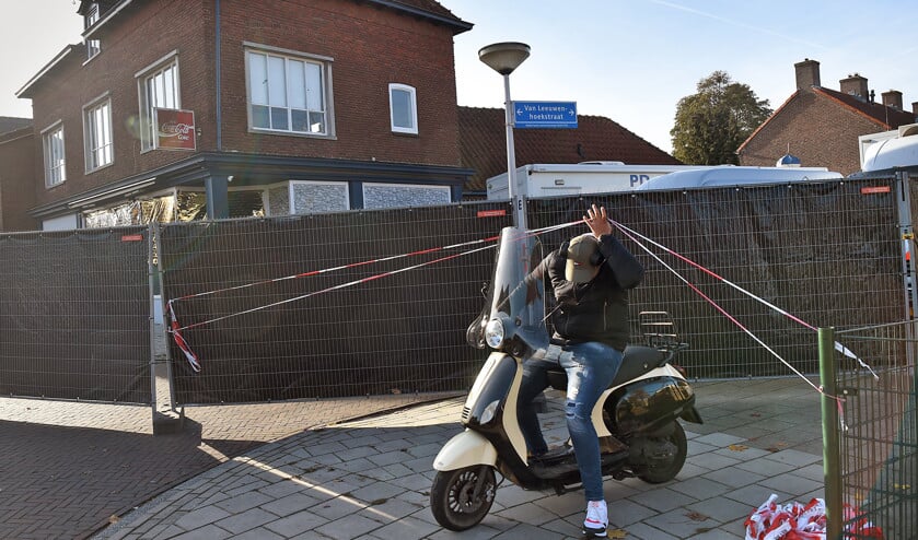 Het afgeschermde pand aan de Van Leeuwenhoekstraat in Enschede, waar dinsdag vier dode mannen werden aangetroffen. (Marcel van den Bergh)