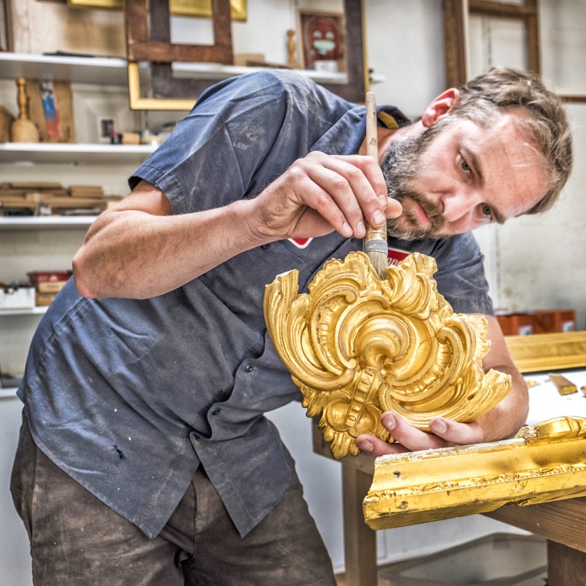 Restauratie van een lijstdeel bij lijstenmakerij Guy Sainthill in Haarlem. (Raymond Rutting)