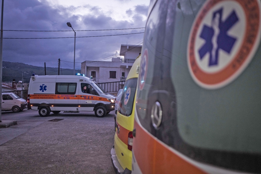 Ambulancebroeders Lampros Apostolidis en Vangelis Kiassos komen aan bij het ziekenhuis op Samos. Voor de andere twee ambulances op het eiland is geen personeel. (Nicola Zolin)