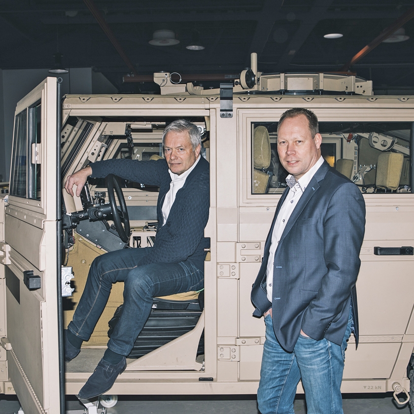 Gerard Rond (links) en Henk van der Scheer bij defensievoertuig Vector. (Marcel Wogram)
