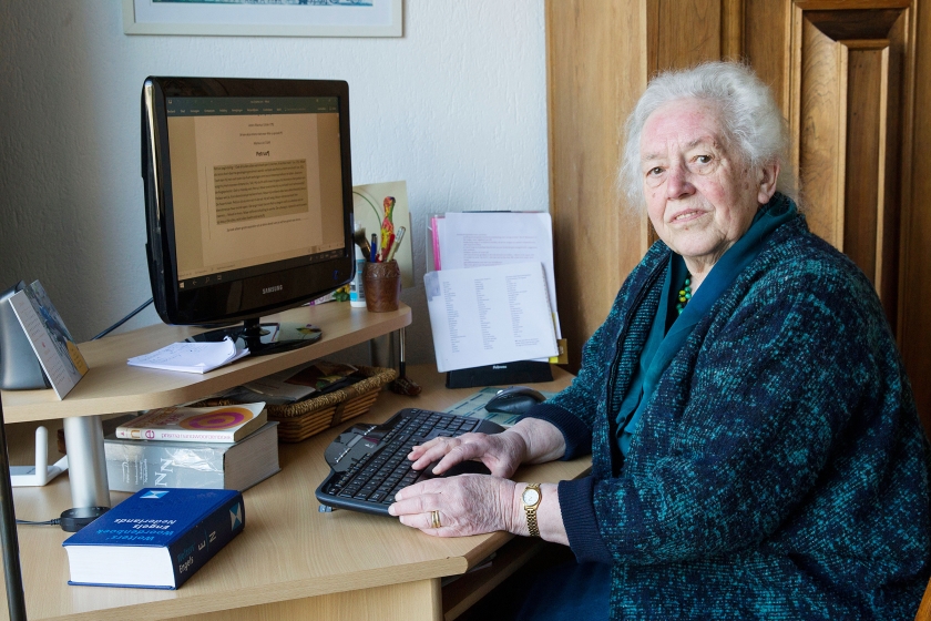 De 82-jarig Gerda van Velzen corrigeert teksten voor het journalistieke bureau van haar dochter. (Anton Dommerholt)