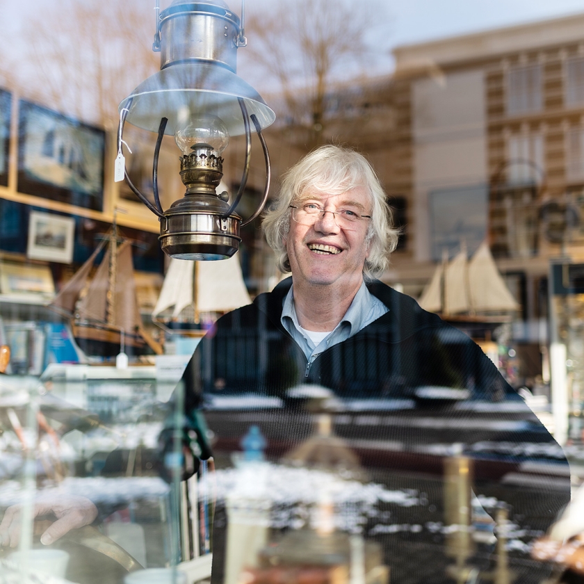 Directeur Jan Maat in zijn winkel aan de Van der Takstraat in Rotterdam. (Katja Poelwijk)