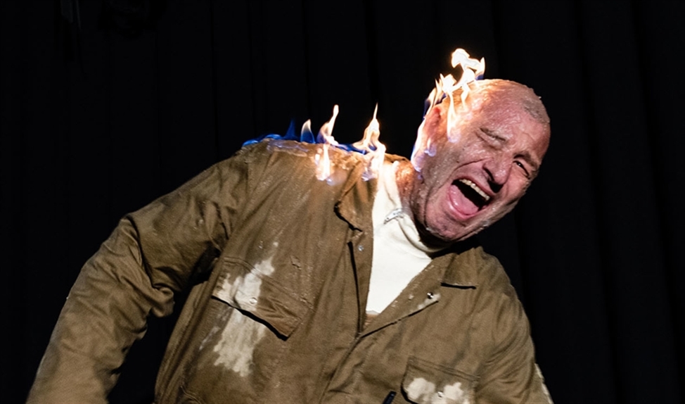 Stuntman Rinse Zwalua die een vuuract uitvoert. (Katja Poelwijk)