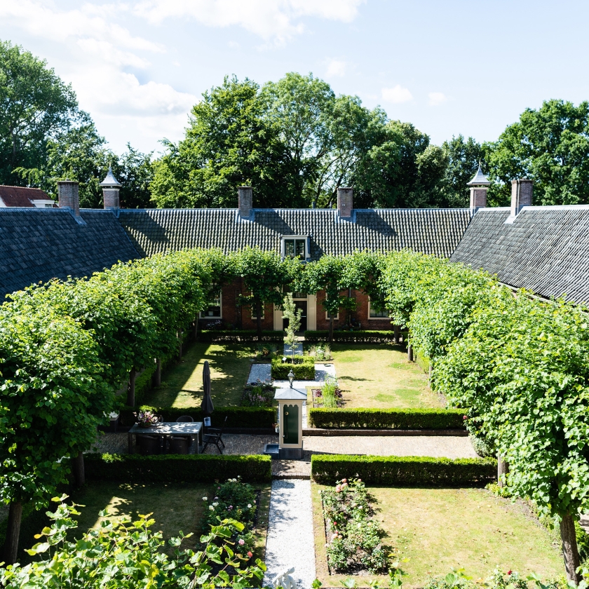 De binnentuin van het Wildemanshofje in Alkmaar. (Katja Poelwijk)