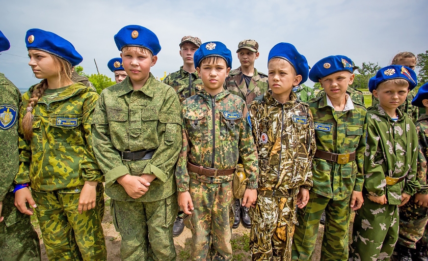 Leden van de eerste jeugdbrigade bij de lancering van het ‘Joenarmija’ (Jonge Leger) in Jaroslavl op 22 mei. De kinderen leren onder meer een automatisch geweer in elkaar te zetten en uit elkaar te halen. (Alexander Khitrov)