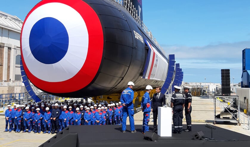 De Franse president Emanuel Macron (midden op podium) bij de presentatie van de nieuwe nucleaire onderzeeboot Suffren vrijdag in Cherbourg. (Riekelt Pasterkamp)
