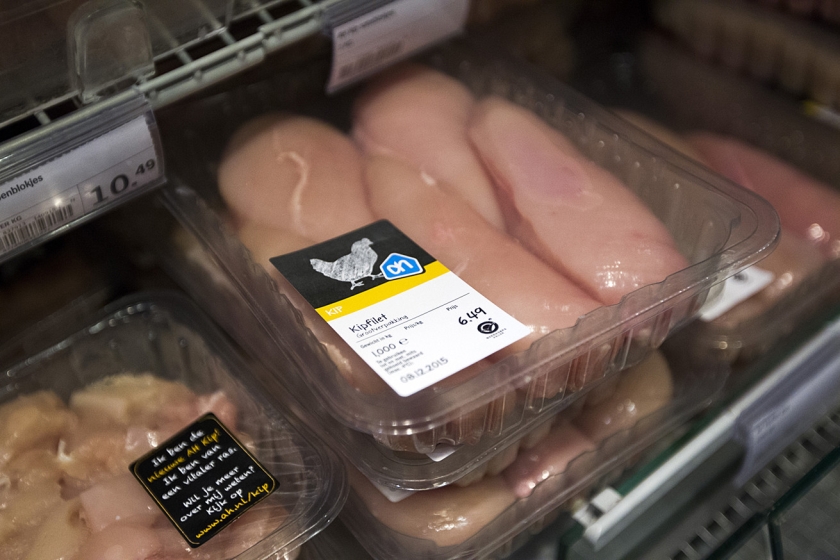 Vanaf 1 januari stoppen Albert Heijn, Jumbo en Lidl met de verkoop van ‘plofkippen’. (anp / Jeroen Jumelet)