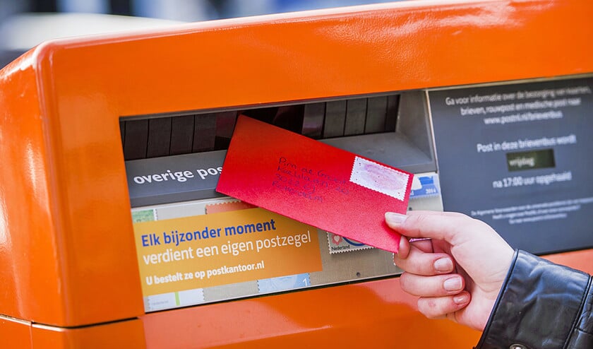 Als de nieuwe postcodes op 15 januari ingaan, zal PostNL nog een half jaar ook de post met de oude postcode blijven bezorgen. (/ Remko de Waal)