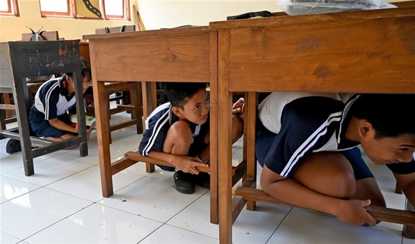 Indonesië zet de laatste jaren meer in op educatie om de bevolking te leren wat ze moet doen in het geval van een aardbeving of (dreigende) tsunami. Op deze school in Jimbaran op toeristeneiland Bali krijgen de leerlingen hier regelmatig les in. (afp / Sonny Tumbelaka)