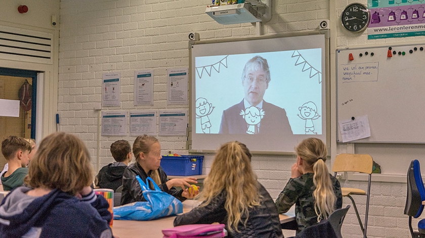 Minister Arie Slob opende met een videoboodschap de Grote Rekendag 2018 op basisschool De Schatgraver. (nd)