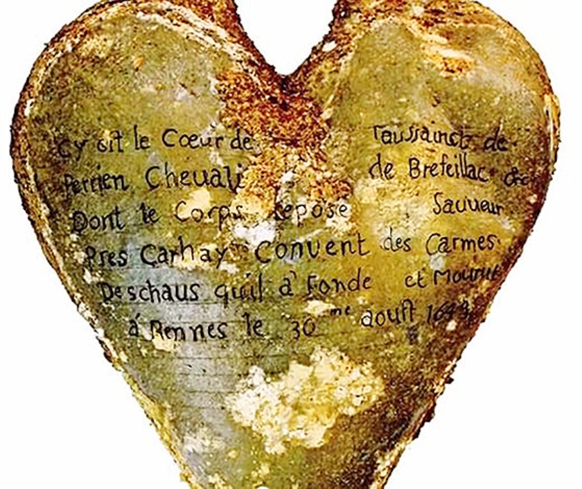 Een urn van lood en in hartvorm, met een inscriptie die vermeldt dat de urn het hart bevat van Toussaint Perrien, ridder van Brefeillac.