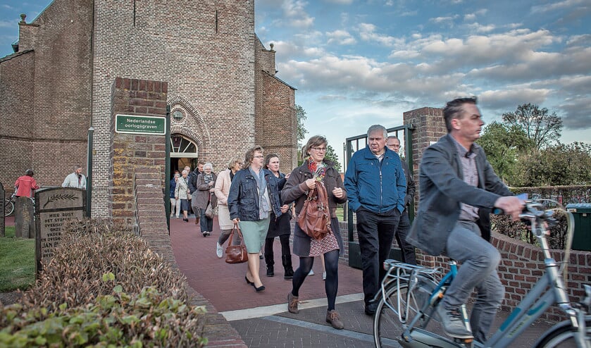 De dorpskerk van Rouveen loopt leeg, op weg naar de volgende stop van de kerkentour. (Jelte Bergwerff)