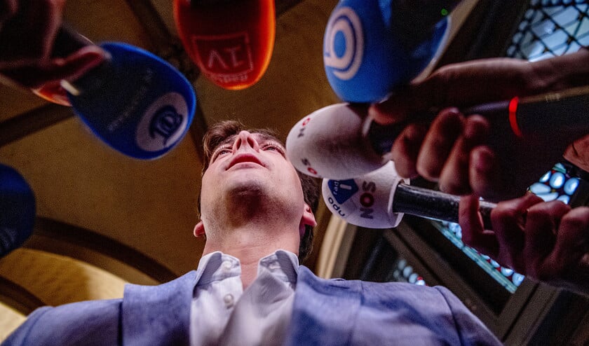 Thierry Baudet, leider van Forum voor Democratie, staat de media te woord in de Tweede Kamer op de dag na de Provinciale Statenverkiezingen. (anp en youtube)