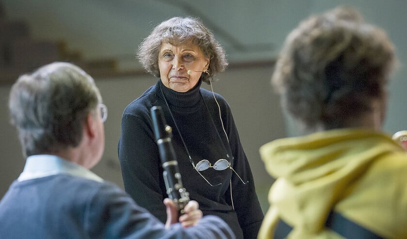 De Russische componist en docent Sofia Gubaidulina geeft les aan studenten van het conservatoriun van de Noord-Duitse stad Lübeck. (ap / Olaf Malzahn)