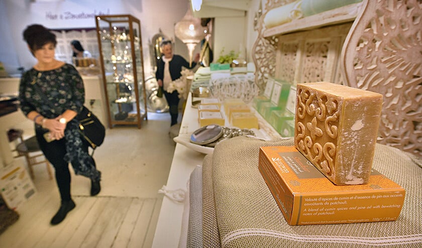 Met een aankoop in deze Amsterdamse winkel begint de zoektocht naar zeep uit Aleppo. (Marcel van den Bergh)