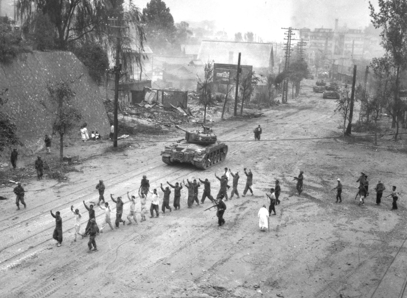 Noord-Koreaanse krijgsgevangenen worden door Amerikaanse militairen afgevoerd, in Seoul, september 1950. (naval historical center)