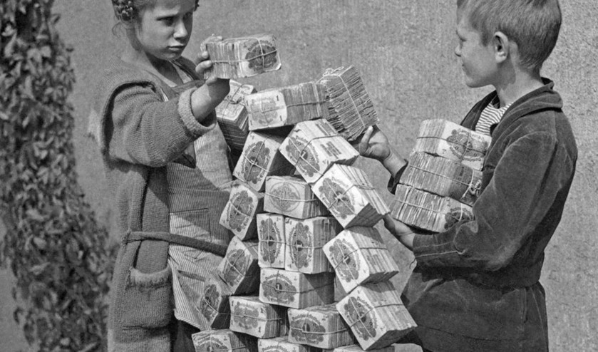 In 1923 woedde er een hyperinflatie in Duitsland. Bankbiljetten waren zo weinig waard, dat ze als speelgoed werden gebruikt. (wikimedia commons)