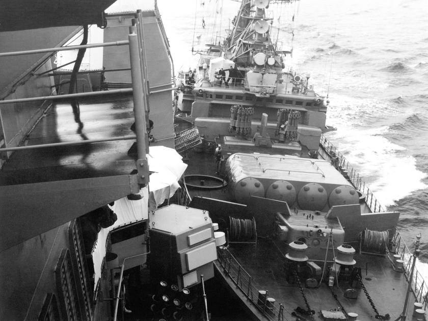 Een Russisch fregat (rechts) duwt een Amerikaanse kruiser uit de Russische kustwateren bij het schiereiland de Krim. (defense imagery)
