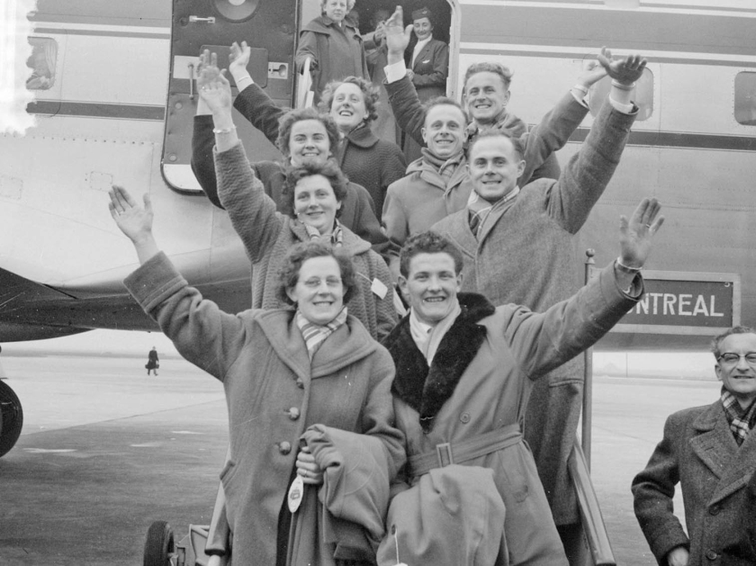 De echtparen Luus en Jan van Haaren-de Kort, Annie en Graad Bertens-de Kort, Anne en Ad de Kort-Bertens en Riek en Frans Bertens-de Kort emigreren op 26 maart 1954 naar Canada. (anefo)