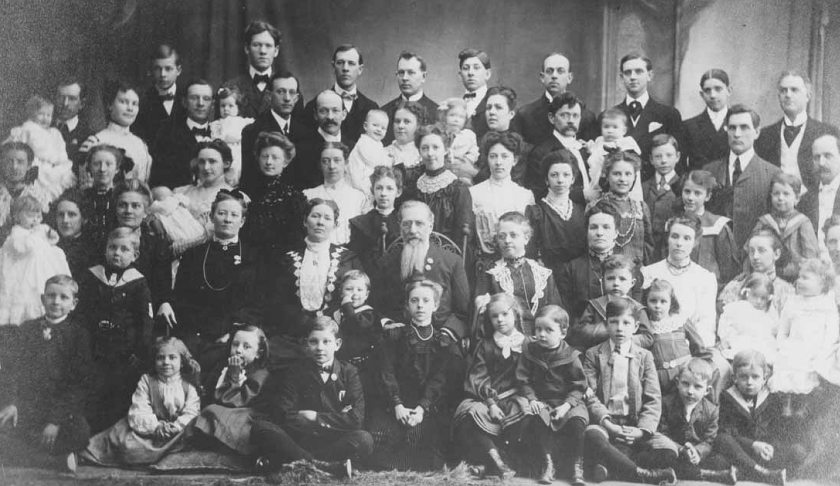 De familie van Joseph Smith III (met baard), zoon van Joseph Smith jr., op een foto uit 1904. (utah state historical society)
