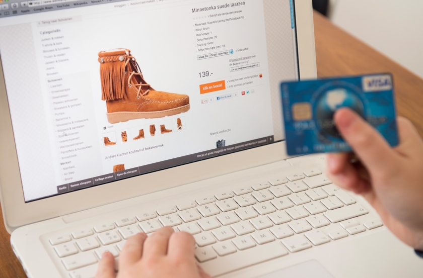 Winkelen via internet blijft winnen aan populariteit. Vooral schoenen en kleding kopen we graag online. (anp / Lex van Lieshout)