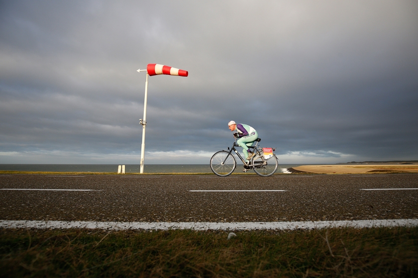 250 fietsers trotseerden zondag de wind, op een herenfiets met terugtraprem, tijdens het NK Tegenwindfietsen op de Oosterscheldekering. De winnaar van de derde editie van het evenement deed 19.15 minuten over de 8,5 kilometer. (anp / Bas Czerwinski)