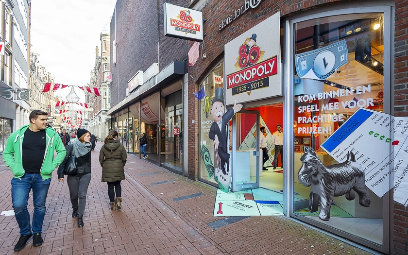 Ter ere van de tachtigste verjaardag van Monopoly is maandag een pop-up winkel geopend in de Kalverstraat, de duurste straat van het bordspel. De winkel in Amsterdam, die geopend blijft tot en met 27 december, is ingericht als een levensecht spelbord. Bezoekers kunnen onder andere een foto maken in ‘de gevangenis’ en hun Monopoly-kennis testen door mee te doen aan een quiz. (anp / Lex van Lieshout)