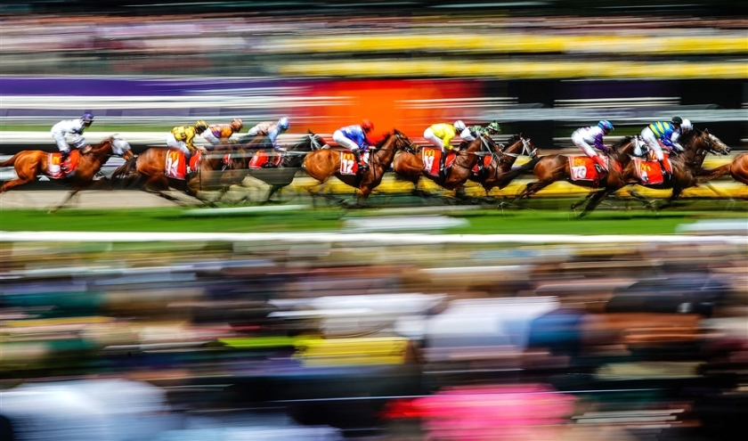 Deelnemers aan de Melbourne Cup Day, het bekendste evenement op het gebied van paardenraces in Australië, strijden om de winst. Het evenement is een jaarlijkse feestdag in de Australische staat Victoria (epa / Scott Barbour)