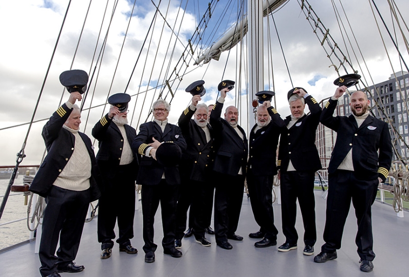Kapitein Iglo-kandidaten poseren voor een groepsfoto aan boord tijdens de selectiedag voor een nieuwe kapitein op de driemaster-zeilboot Abel Tasman. (anp kippa / Sander Koning)