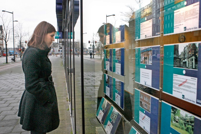 Mensen trekken naar de steden voor werk en de voorzieningen. Daardoor stijgen de huizenprijzen. (anp / Cynthia Boll)