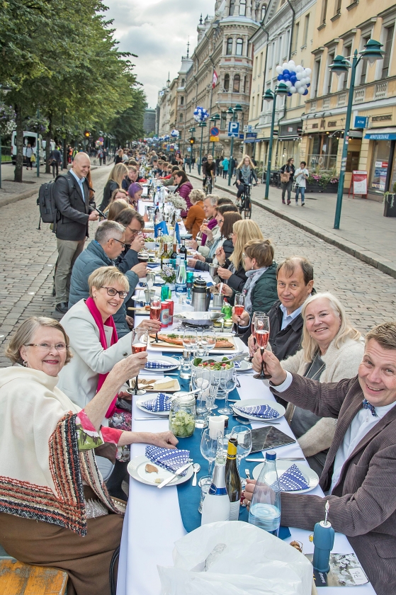 Rijen mensen dineerden zaterdag aan lange tafels in Helsinki. 260 tafels met een totale lengte van 500 meter stonden opgesteld in de straten voor ‘Dinner under the Sky’. Het evenement is onderdeel van de festiviteiten rond het honderdjarige bestaan van Finland. Op 6 december 1917 werd Finland onafhankelijk van Rusland. (epa / Markku Ojala)