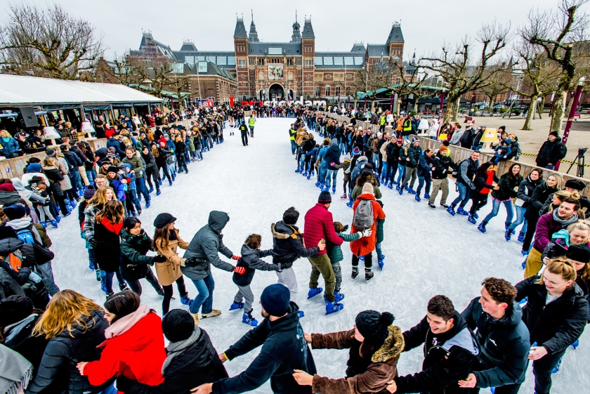 Deelnemers op de schaatsbaan op het Museumplein tijdens de wereldrecordpoging conga dansen op het ijs. De poging van zondag 14 januari mislukte omdat de schaatsers de kring niet gesloten kregen. (anp / Marco de Swart)