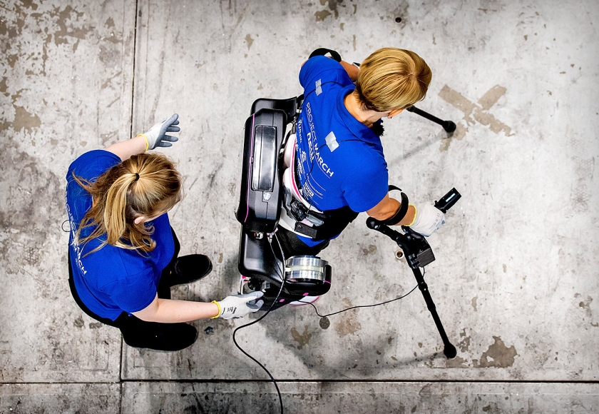 Een team van 23 studenten van de TU Delft presenteerde dinsdag een nieuw exoskelet, de March IV. Met dit bionische skelet kan Sjaan Quirijns, die al negentien jaar in een rolstoel zit vanwege een complete dwarslaesie, opstaan, lopen en zelfs traplopen (anp / Koen van Weel)
