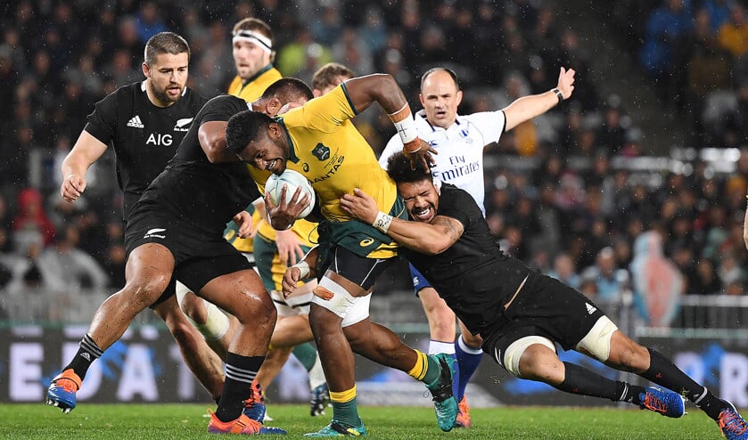 Wedstrijdbeeld van een ontmoeting tussen rugbyteams van Nieuw-Zeeland (in het zwart) en Australië. (epa / David Rowland)