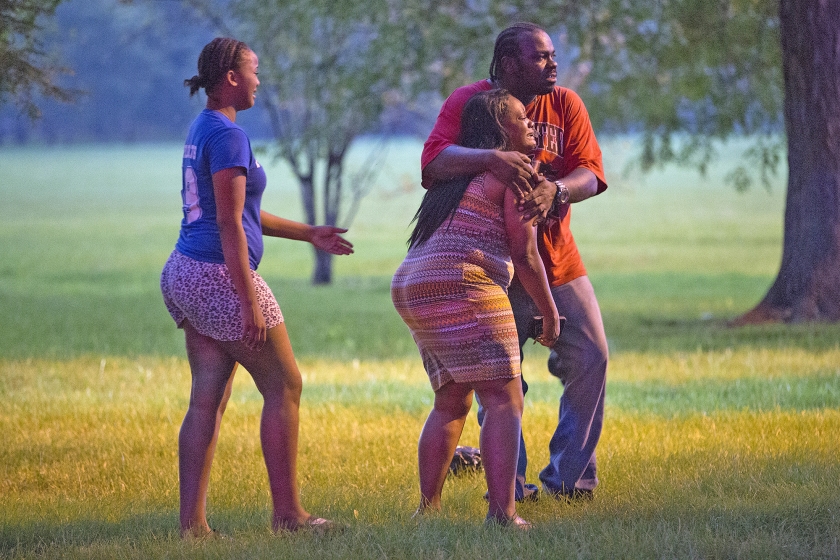 Ontzetting maandag in het Ogden Park in Chicago, waar een schietpartij twee levens eiste. (ap / Erin Hooley)
