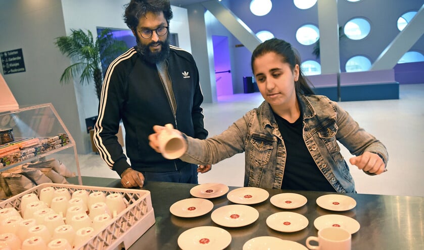 Rabia ‘DJ Cozey’ Sahinbas krijgt instructies van teamleider Tim Geertshuis in TivoliVredenburg. (Marcel van den Bergh)