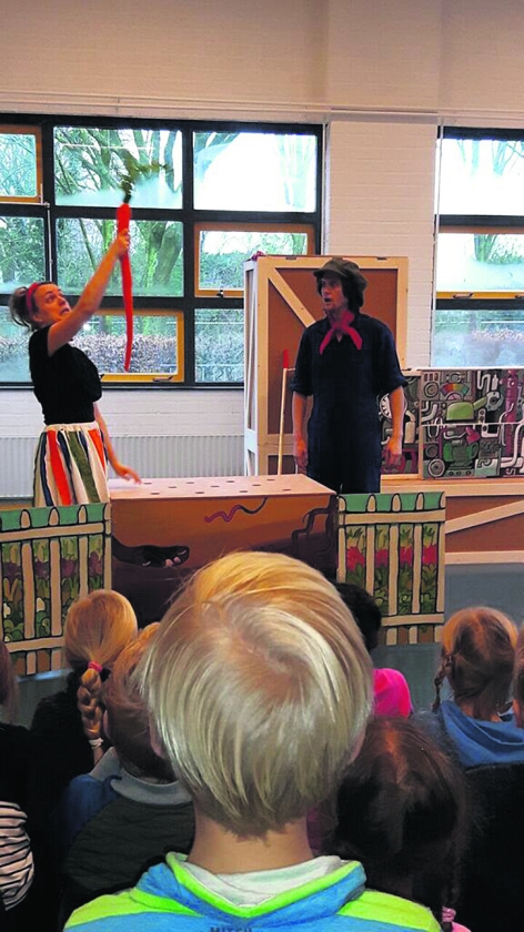 Op basisschool De Horizon genoten de jongste groepen van een voorstelling van Boer Boris. (nd en Erik Wallenburg)