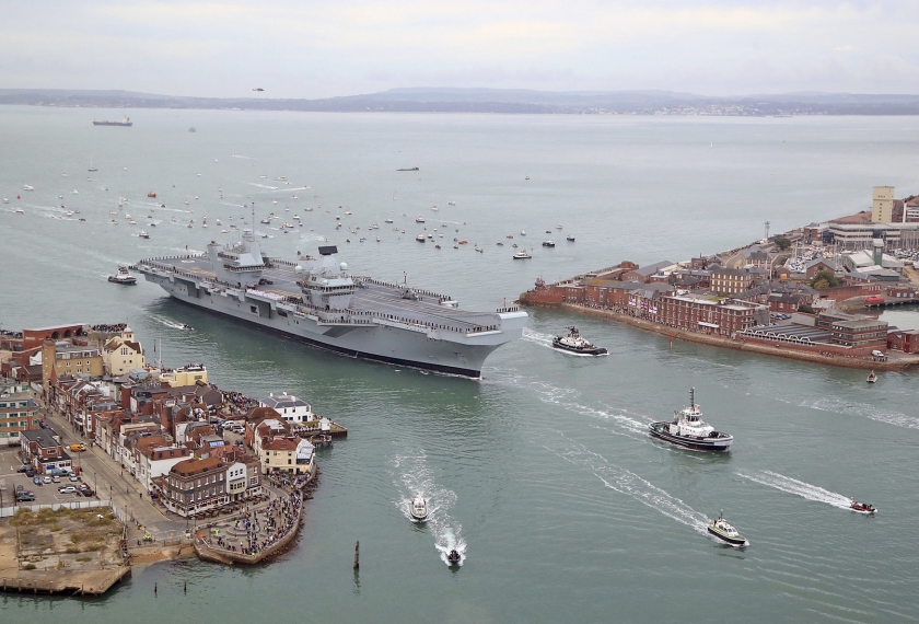Het nieuwe vlaggenschip van Groot-Brittannië, HMS Queen Elizabeth, arriveert in Portsmouth. De ontvangst in haar nieuwe, Zuid-Engelse thuishaven was enthousiast. Veel mensen hadden zich langs de kade opgesteld om het 280 meter lange schip op de Portsmouth Naval Base te verwelkomen. (ap / Gareth Fuller)
